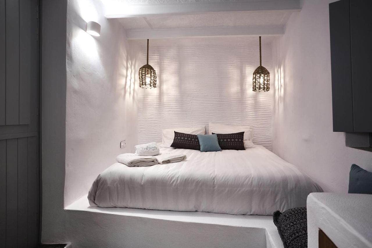 Living Theros Luxury Suites Kardhiani Exterior photo